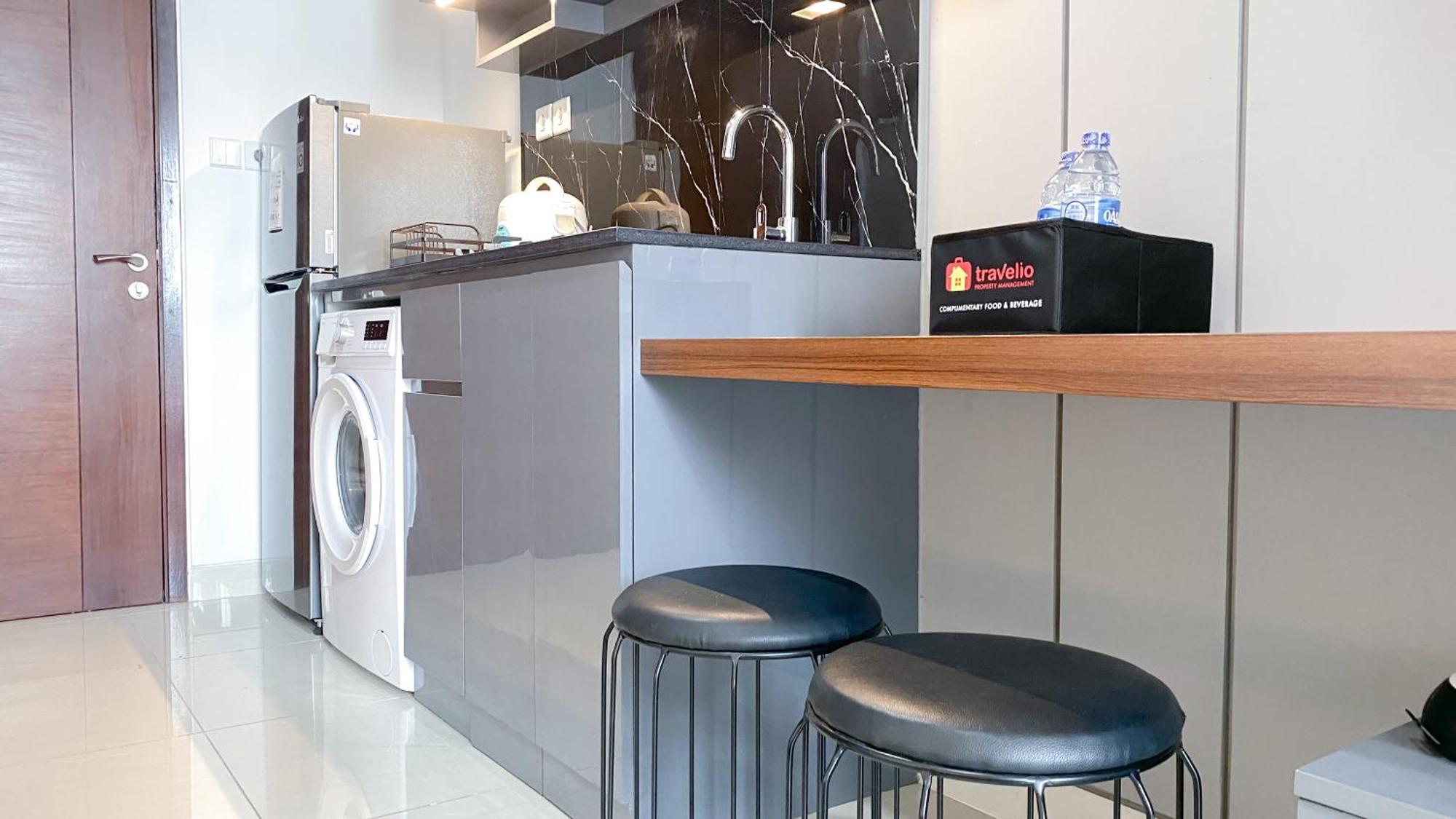 Apartment Cozy Living And Warm At West Vista By Travelio