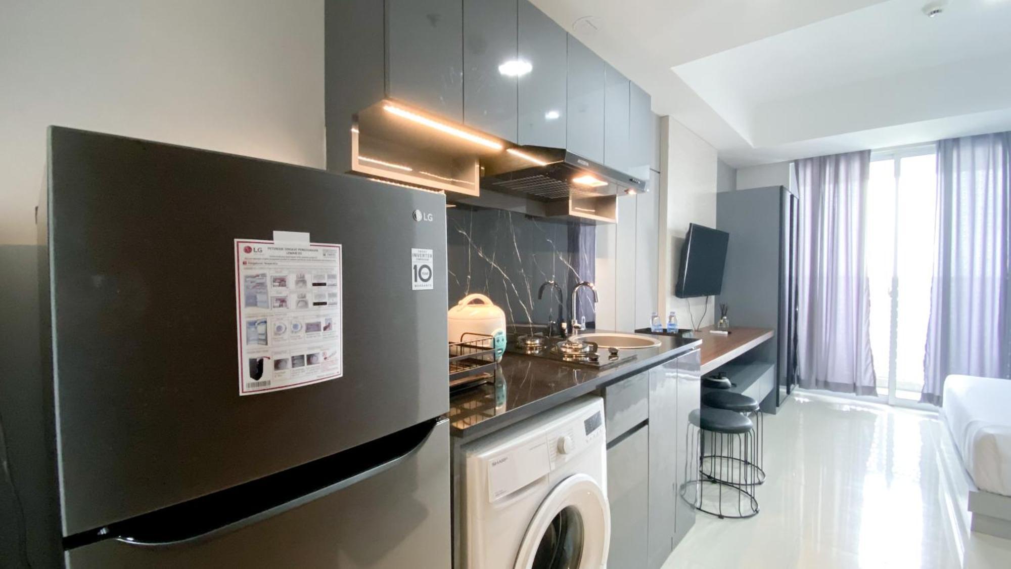 Apartment Cozy Living And Warm At West Vista By Travelio *