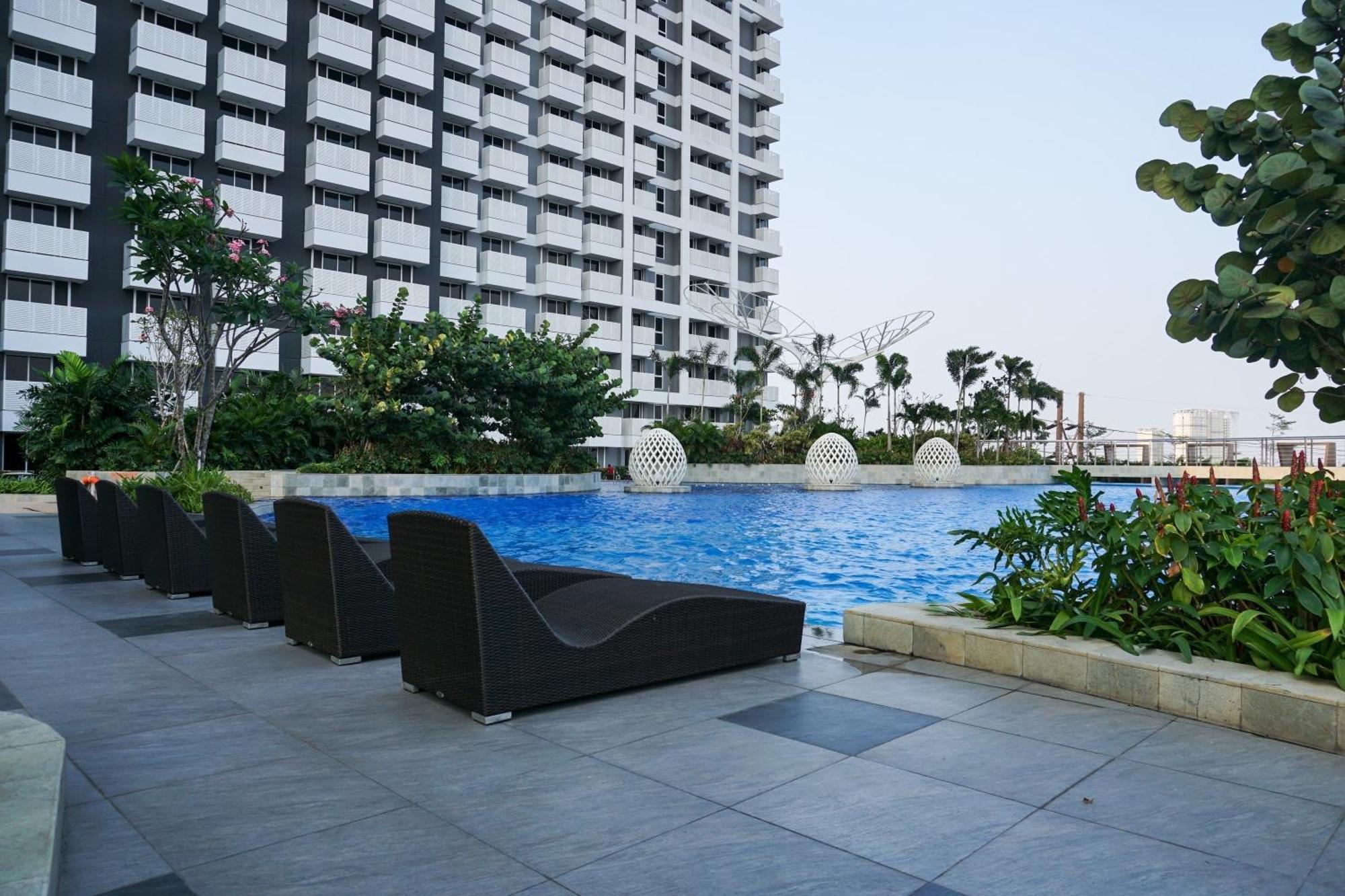 Apartment Cozy Living And Warm At West Vista By Travelio *